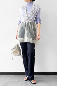 華やかトップスにはシックなネイビーパンツを<br>【ケトレル・ストレート】