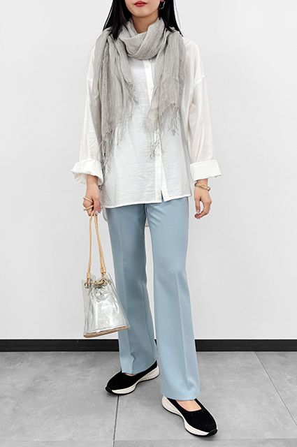 きれいめパンツはリネン素材と合わせるとラフな印象に<br>【ダブルクロス・セミフレア】
