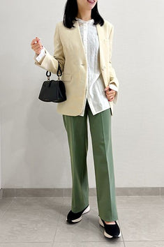 気負わずはきこなせるカジュアルなチノパンには、かっちりフォルムのジャケットが◎<br>【クラッシーチノ・ワイド(センタープレスあり)】