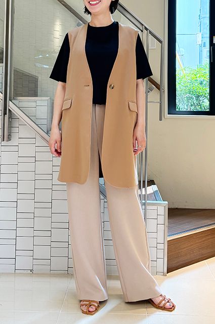 硬くなりすぎないよう、ジレにTシャツ合わせで力を抜いて<br>【エアラチネ・ワイド】