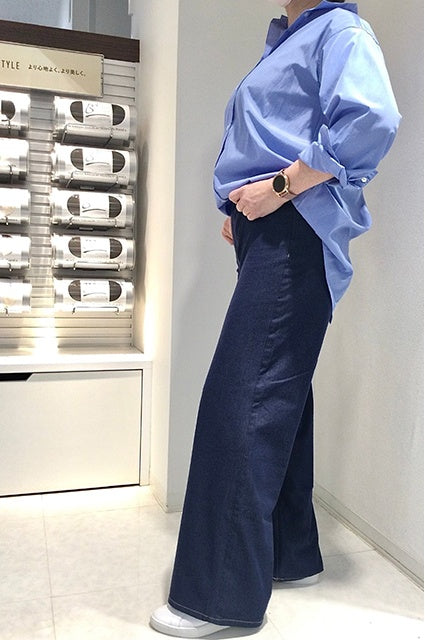 程よい太さのワイドシルエットでジーンズを上品に。<br>【スムースジーンズ・ワイド】