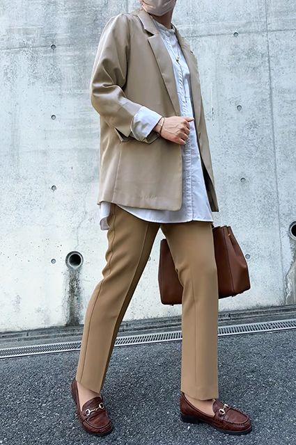 【オケージョンスタイルに合うパンツ⑤】ベージュのトーンオントーンコーデ<br>【ダブルクロス・テーパード】