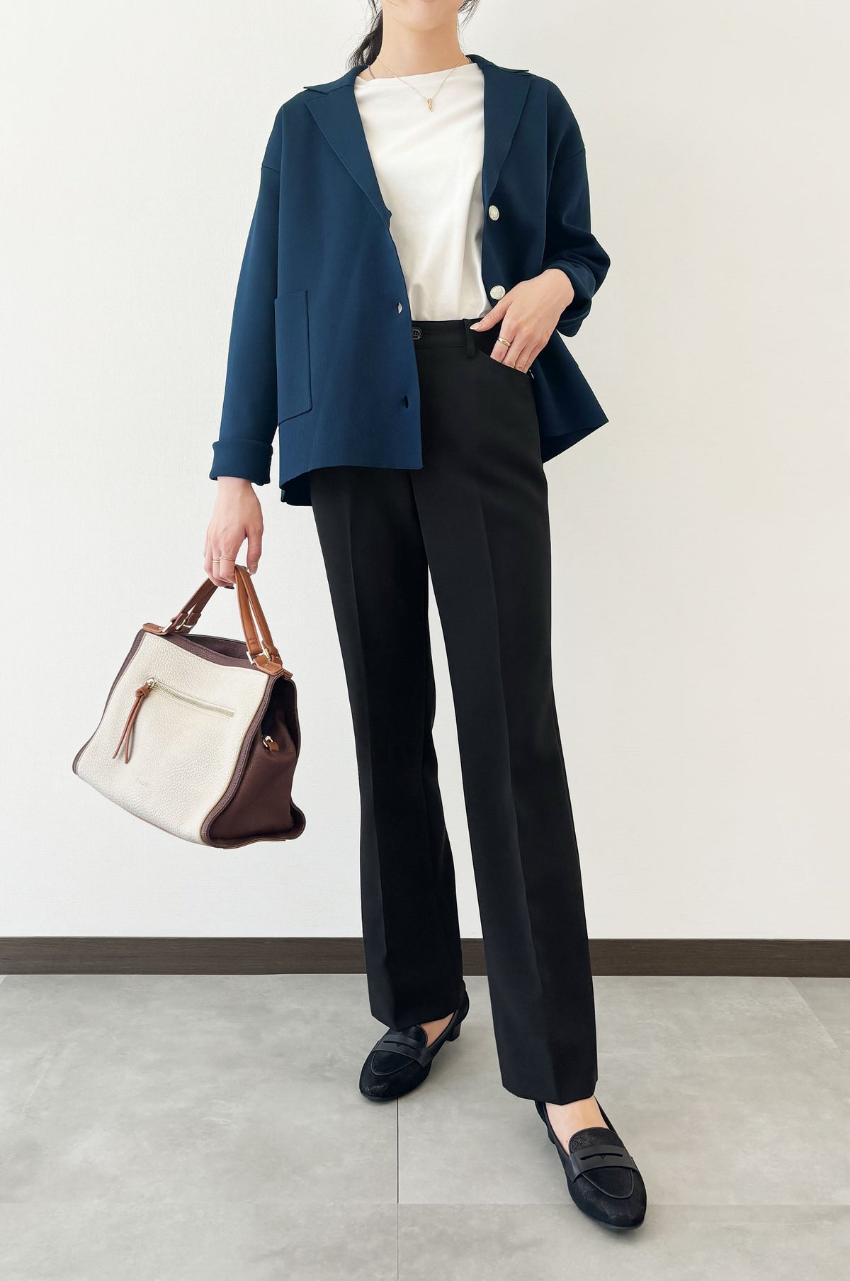 観劇にもぴったりな上品ブラックパンツ【ダブルクロス・セミフレア