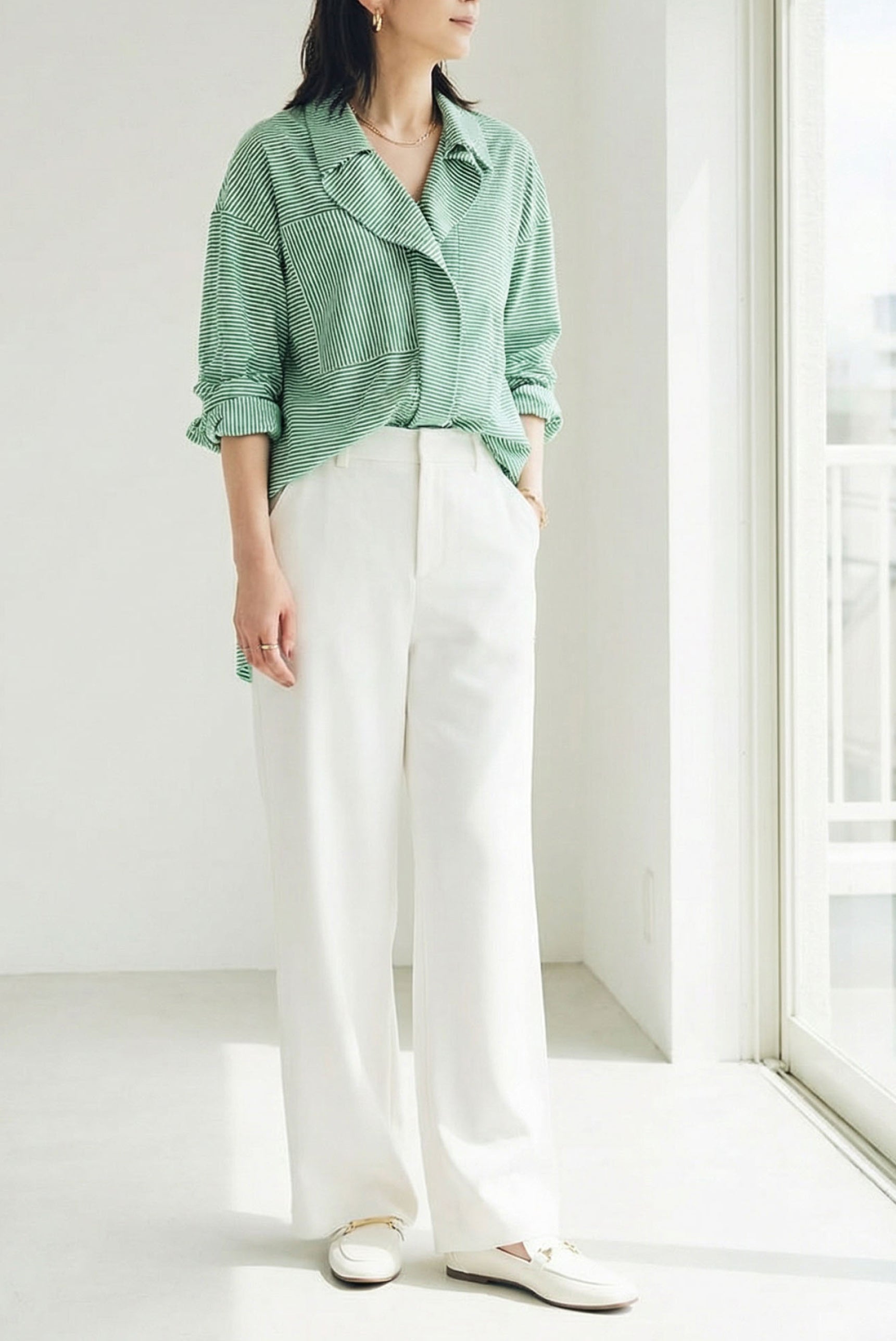 50代の白パンツ春コーデ｜体型カバーも叶う失敗しない大人の着こなし