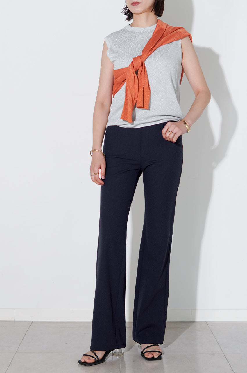 差し色オレンジで遊ぶ！引き締めブラックで王道の美脚コーデ<br>【コットン+3・スニーカーカット】