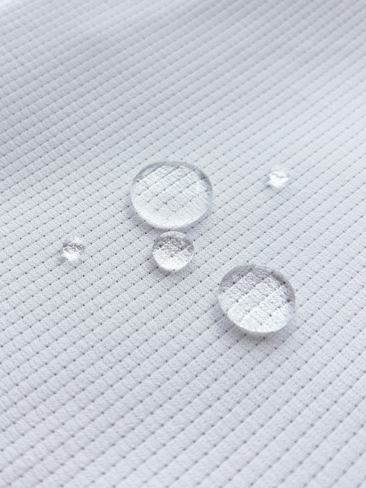 風を通すメッシュ生地に、撥水効果をプラス
※メッシュ生地のため全ての水分を防ぐことはできません