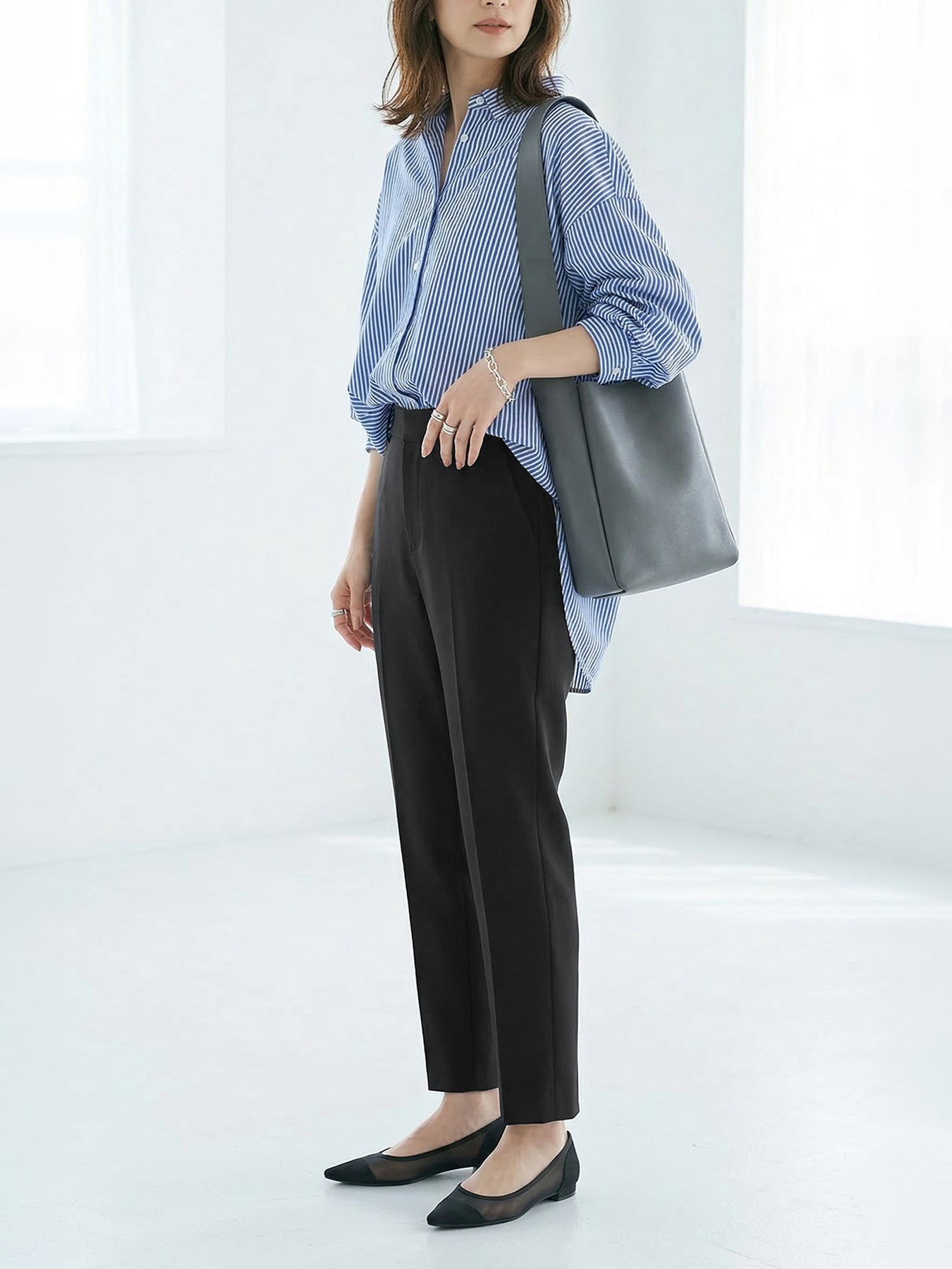 ウエストゴムのテーパードパンツ